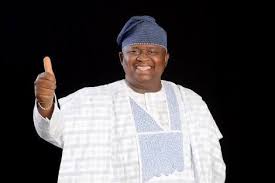 Sen.Adeola pledges full implementation of constituency projects